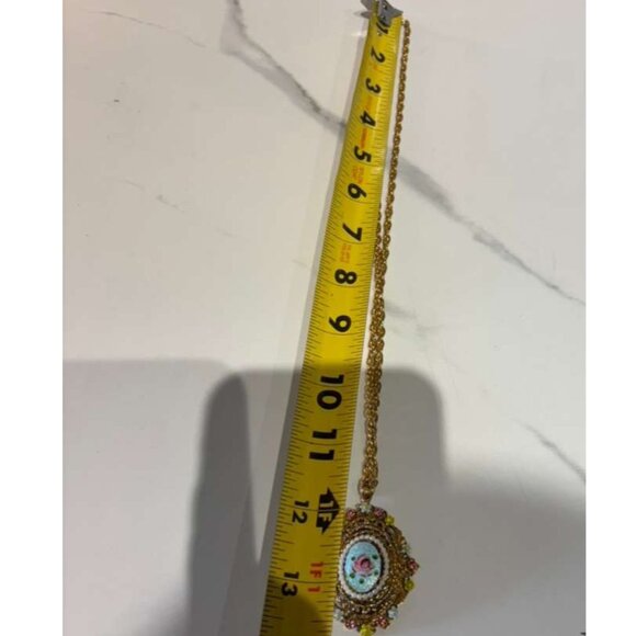 Elegant Chain Necklace with Ornate Pendant Gold Tone Size 13" - Picture 3 of 8